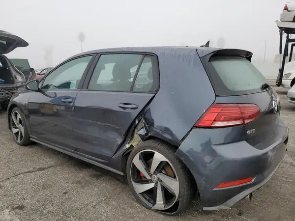 3VW447AU7JM276185 2018 VOLKSWAGEN GTI - Image 2
