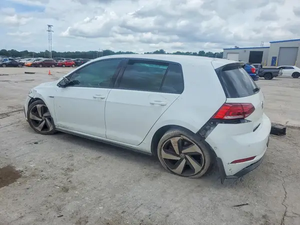 3VW447AU7JM277563 2018 VOLKSWAGEN GTI - Image 2