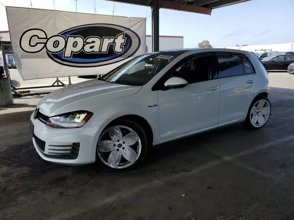 3VW447AU8HM017313 2017 VOLKSWAGEN GTI - Image 1