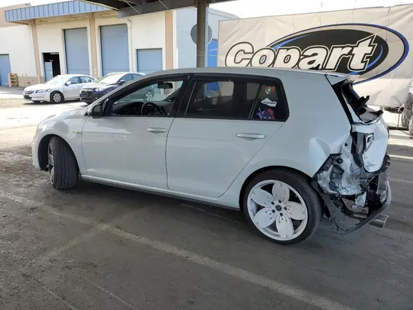 3VW447AU8HM017313 2017 VOLKSWAGEN GTI - Image 2