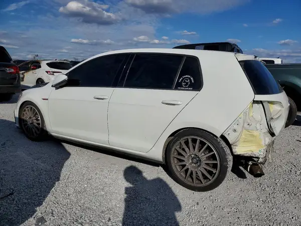3VW447AU8JM258164 2018 VOLKSWAGEN GTI - Image 2