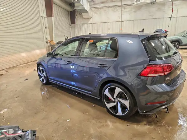 3VW447AU8JM295389 2018 VOLKSWAGEN GTI - Image 2