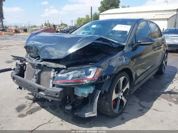 3VW447AU9HM006725 2017 VOLKSWAGEN GTI - Image 2