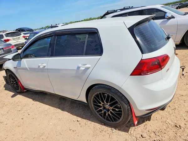 3VW447AU9HM041748 2017 VOLKSWAGEN GTI - Image 2