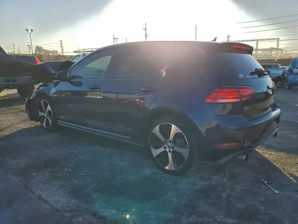 3VW447AUXJM273586 2018 VOLKSWAGEN GTI - Image 2