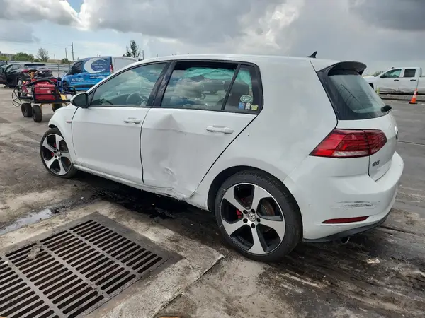3VW447AUXJM295958 2018 VOLKSWAGEN GTI - Image 2