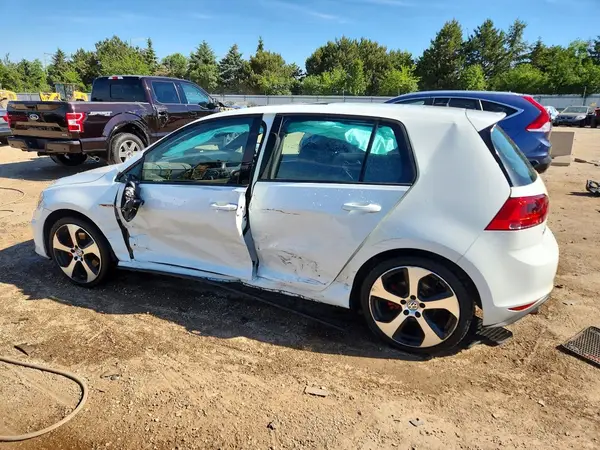 3VW4T7AU1GM015856 2016 VOLKSWAGEN GTI - Image 2