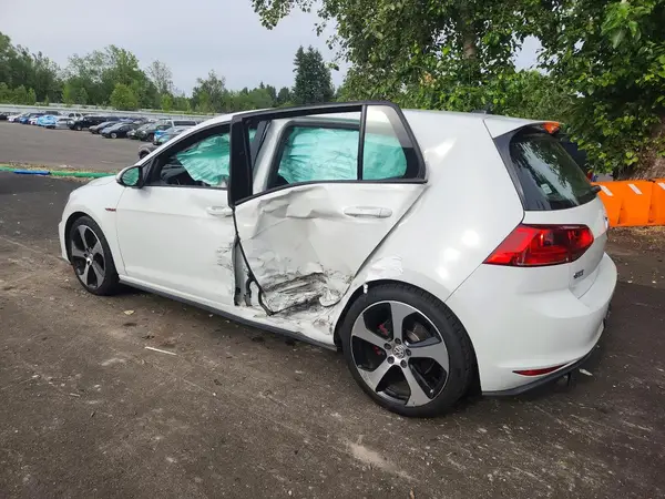 3VW4T7AU6GM068746 2016 VOLKSWAGEN GTI - Image 2