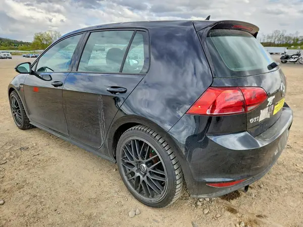 3VW4T7AUXHM060893 2017 VOLKSWAGEN GTI - Image 2