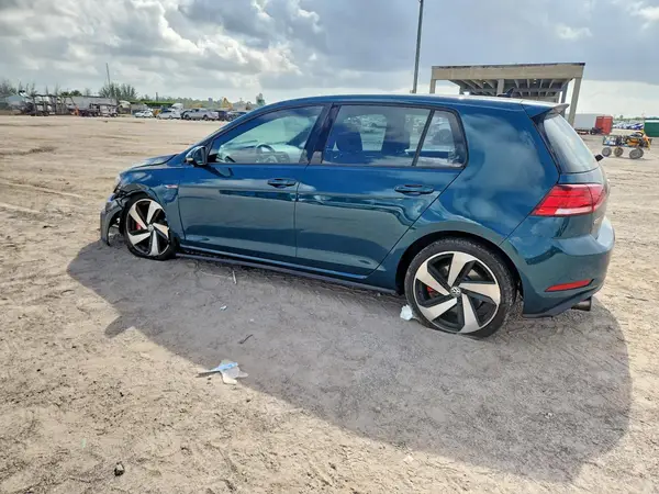 3VW547AU2JM293223 2018 VOLKSWAGEN GTI - Image 2