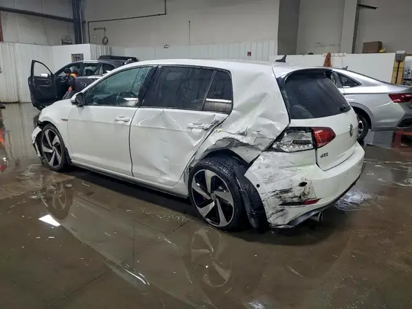 3VW547AU4JM261891 2018 VOLKSWAGEN GTI - Image 2