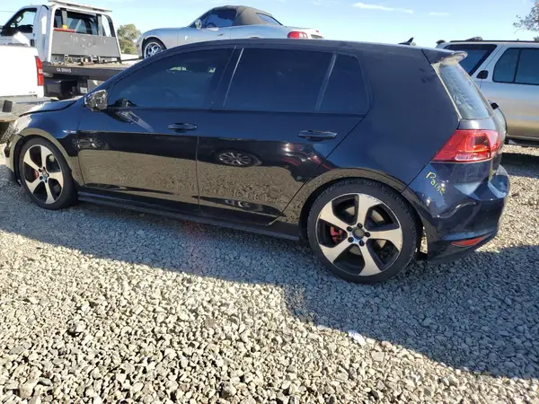 3VW547AU7HM066085 2017 VOLKSWAGEN GTI - Image 2