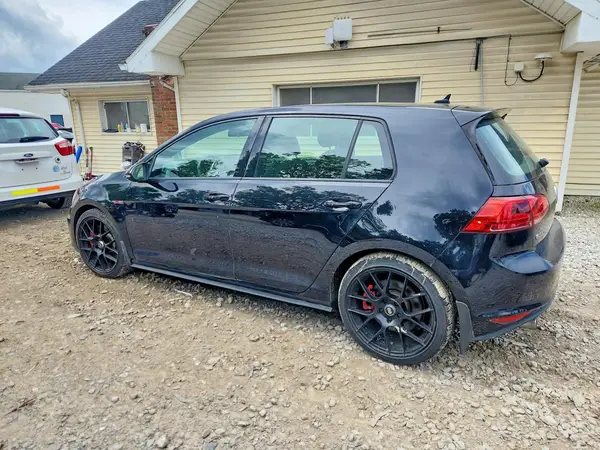 3VW547AU8HM076317 2017 VOLKSWAGEN GTI - Image 2