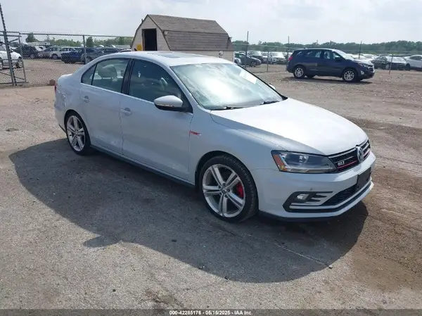 3VW5T7AJ0HM338792 2017 VOLKSWAGEN JETTA - Image 1