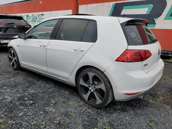 3VW5T7AU1HM061340 2017 VOLKSWAGEN GTI - Image 2