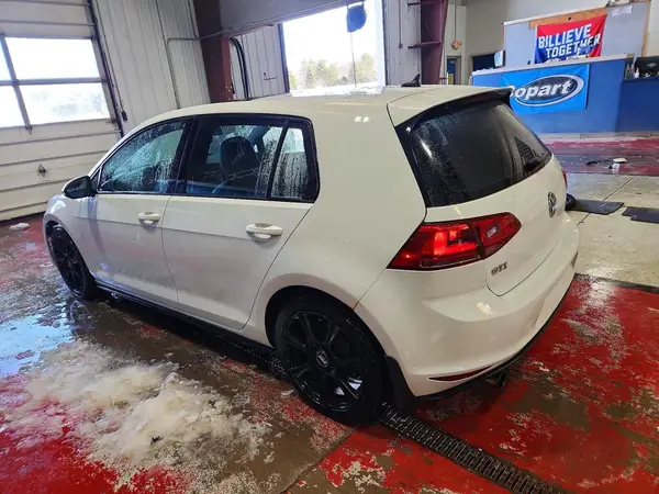 3VW5T7AU8GM057641 2016 VOLKSWAGEN GTI - Image 2