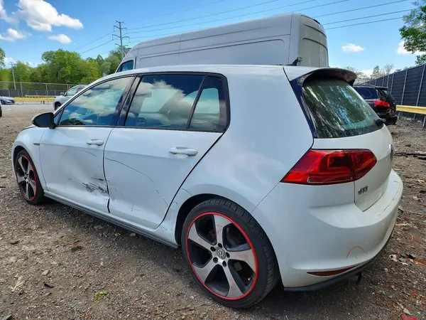 3VW5T7AUXHM069419 2017 VOLKSWAGEN GTI - Image 2