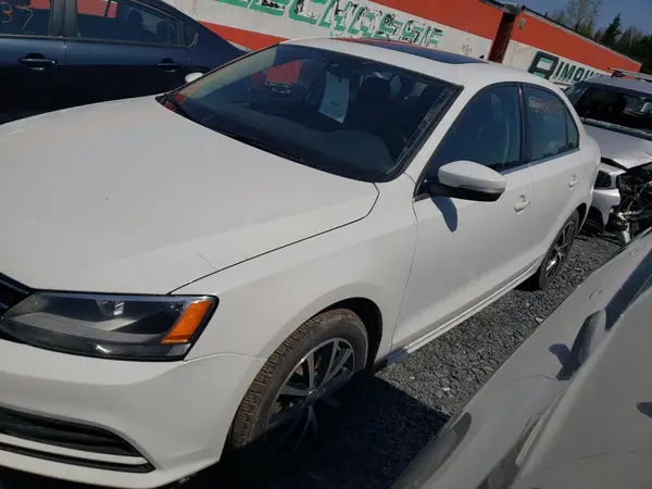 3VWB67AJ1GM275338 2016 VOLKSWAGEN JETTA - Image 1