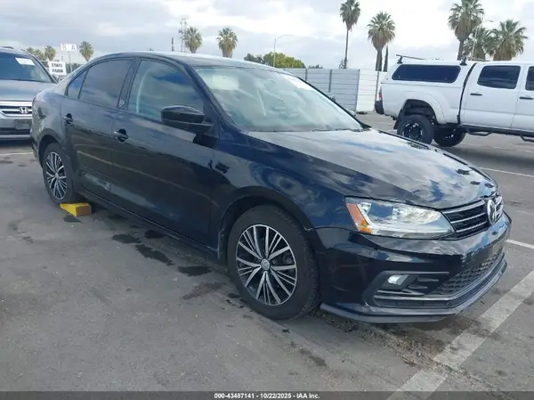 3VWB67AJ2JM242226 2018 VOLKSWAGEN JETTA - Image 1
