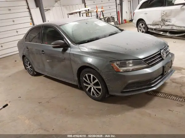 3VWB67AJ6HM328519 2017 VOLKSWAGEN JETTA - Image 1