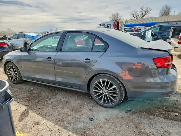 3VWD17AJ4GM346751 2016 VOLKSWAGEN JETTA - Image 2
