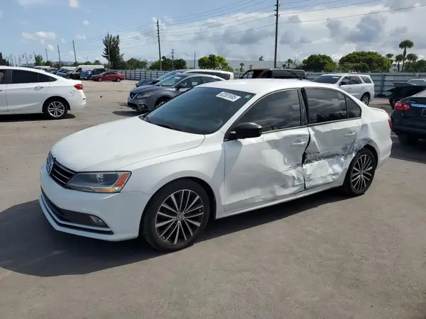 3VWD17AJ9GM386453 2016 VOLKSWAGEN JETTA - Image 1