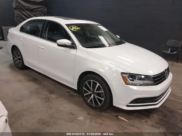 3VWDB7AJ4HM320990 2017 VOLKSWAGEN JETTA - Image 1