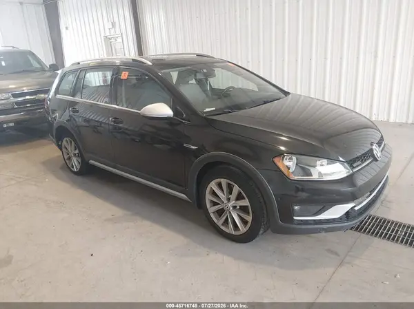 3VWH17AU0HM512163 2017 VOLKSWAGEN GOLF - Image 1