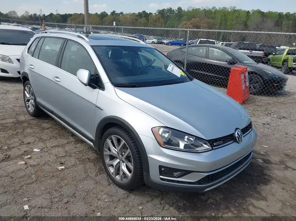 3VWH17AU0HM514401 2017 VOLKSWAGEN GOLF - Image 1