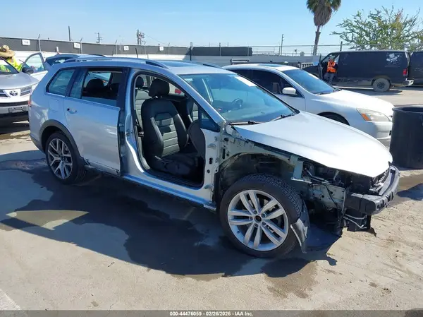 3VWH17AU0HM520456 2017 VOLKSWAGEN GOLF - Image 1