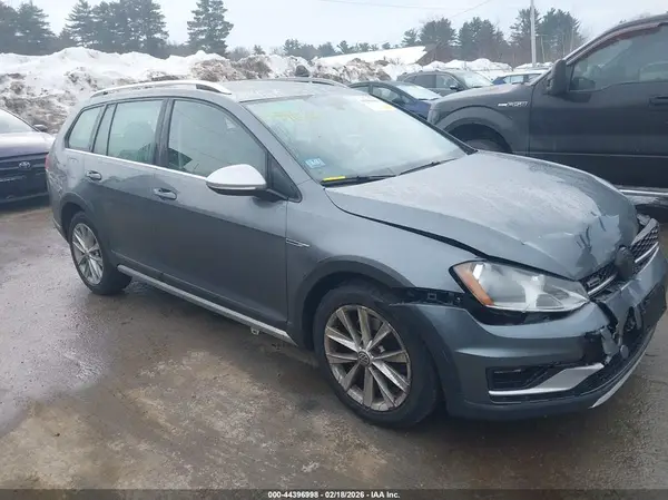 3VWH17AU0HM520750 2017 VOLKSWAGEN GOLF - Image 1