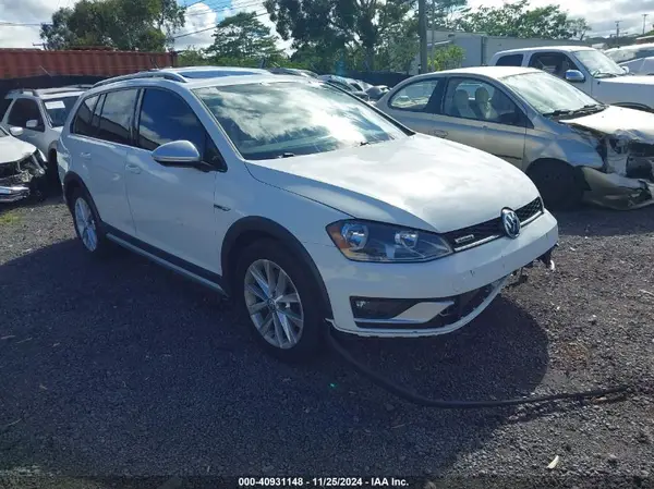 3VWH17AU0HM525270 2017 VOLKSWAGEN GOLF - Image 1