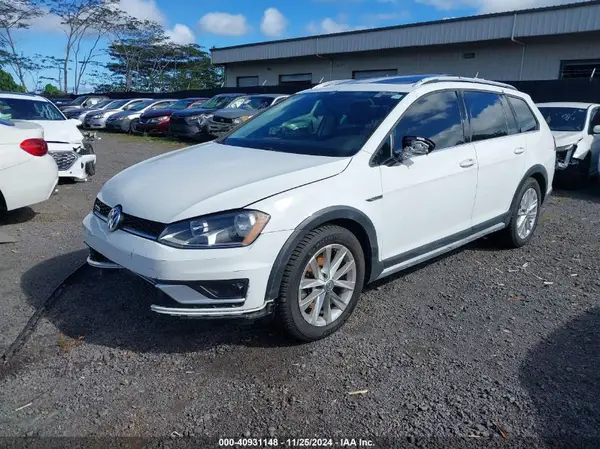 3VWH17AU0HM525270 2017 VOLKSWAGEN GOLF - Image 2