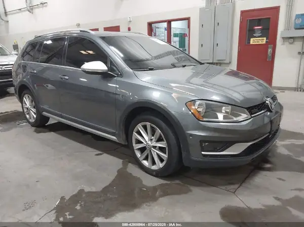 3VWH17AU0HM527200 2017 VOLKSWAGEN GOLF - Image 1