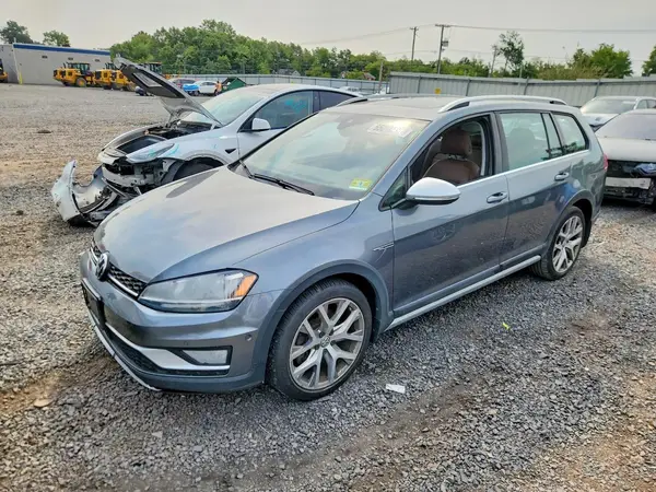 3VWH17AU0HM528136 2017 VOLKSWAGEN GOLF - Image 1