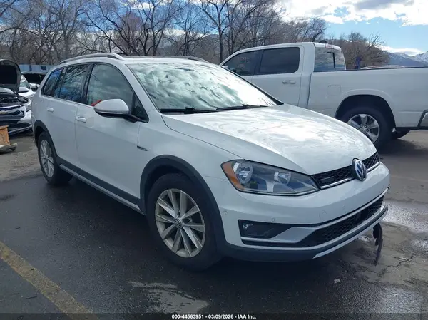3VWH17AU0HM535152 2017 VOLKSWAGEN GOLF - Image 1