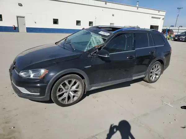 3VWH17AU0HM537838 2017 VOLKSWAGEN GOLF - Image 1