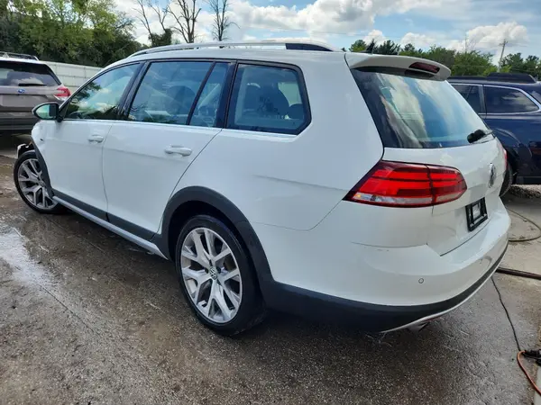3VWH17AU0JM757471 2018 VOLKSWAGEN GOLF - Image 2