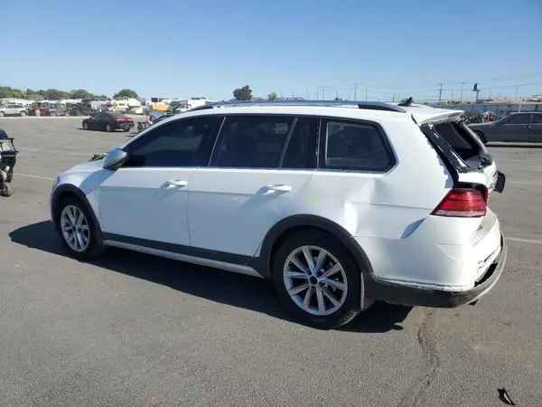 3VWH17AU0JM759320 2018 VOLKSWAGEN GOLF - Image 2