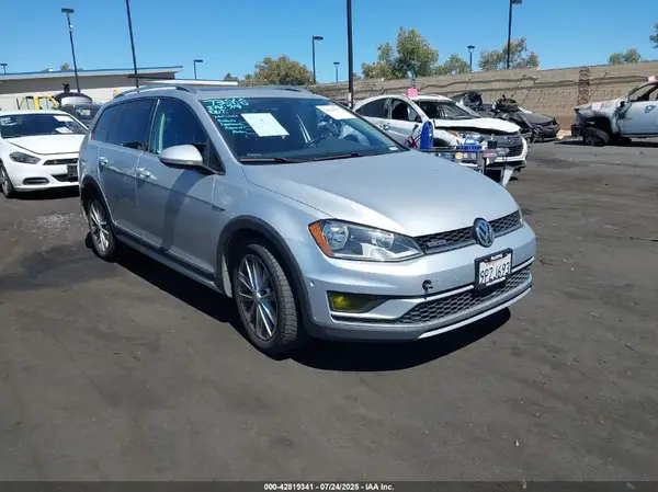 3VWH17AU1HM523656 2017 VOLKSWAGEN GOLF - Image 1
