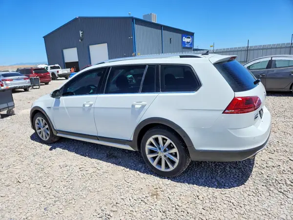 3VWH17AU1HM536486 2017 VOLKSWAGEN GOLF - Image 2