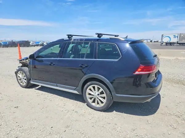 3VWH17AU2JM757522 2018 VOLKSWAGEN GOLF - Image 2
