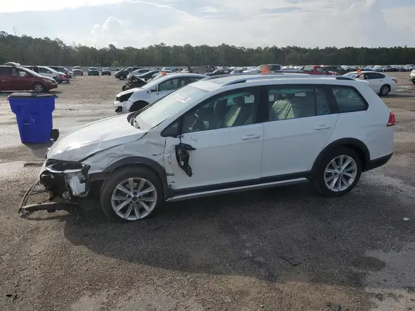 3VWH17AU3HM523593 2017 VOLKSWAGEN GOLF - Image 1