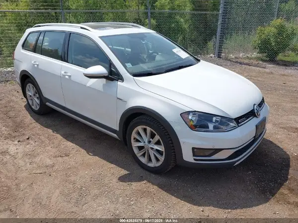 3VWH17AU3HM524260 2017 VOLKSWAGEN GOLF - Image 1