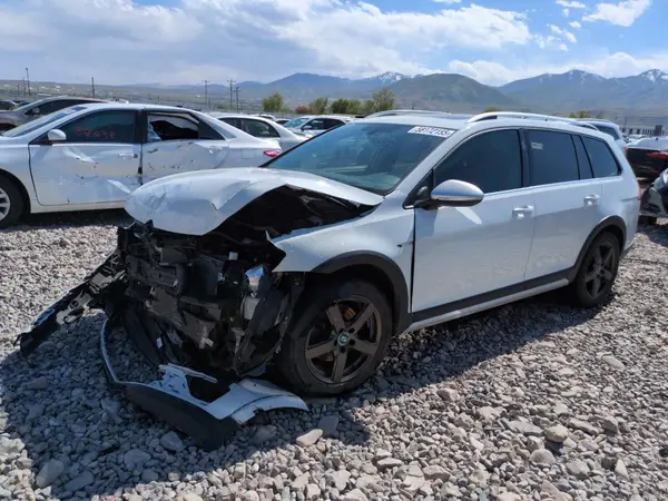 3VWH17AU4HM516006 2017 VOLKSWAGEN GOLF - Image 1