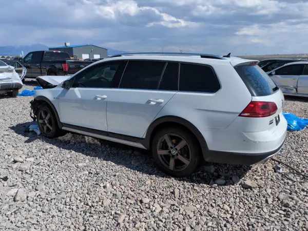 3VWH17AU4HM516006 2017 VOLKSWAGEN GOLF - Image 2