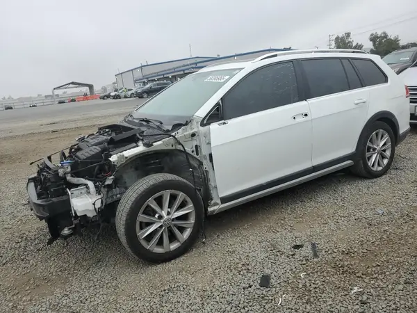 3VWH17AU4HM522453 2017 VOLKSWAGEN GOLF - Image 1