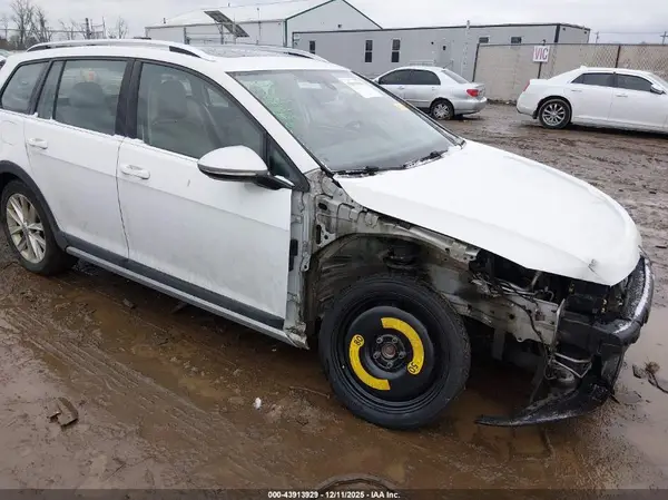 3VWH17AU4HM528222 2017 VOLKSWAGEN GOLF - Image 1