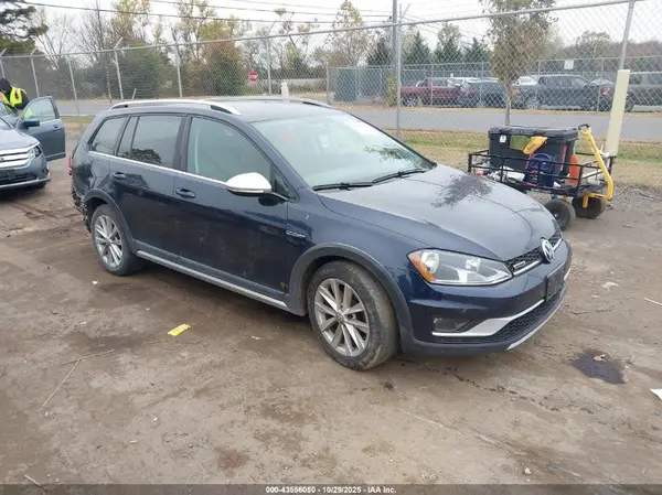 3VWH17AU4HM542220 2017 VOLKSWAGEN GOLF - Image 1