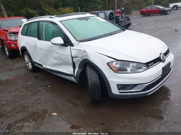 3VWH17AU4HM544839 2017 VOLKSWAGEN GOLF - Image 1